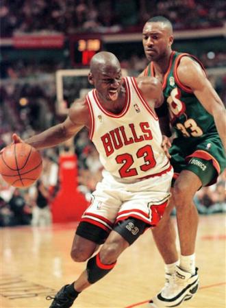 看着而今的勒布朗·詹姆斯，让人再次回忆起篮球之神——伟大的迈克尔·乔丹和他的最佳搭档——斯科蒂·皮蓬