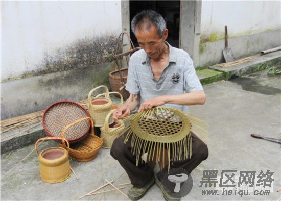 20，心灵手巧的老竹匠，能用薄薄的竹片编织出各色竹制品。（摄影：潘立昇）.JPG