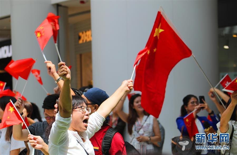 香港举行爱国快闪活动 大批香港市民和爱国爱港