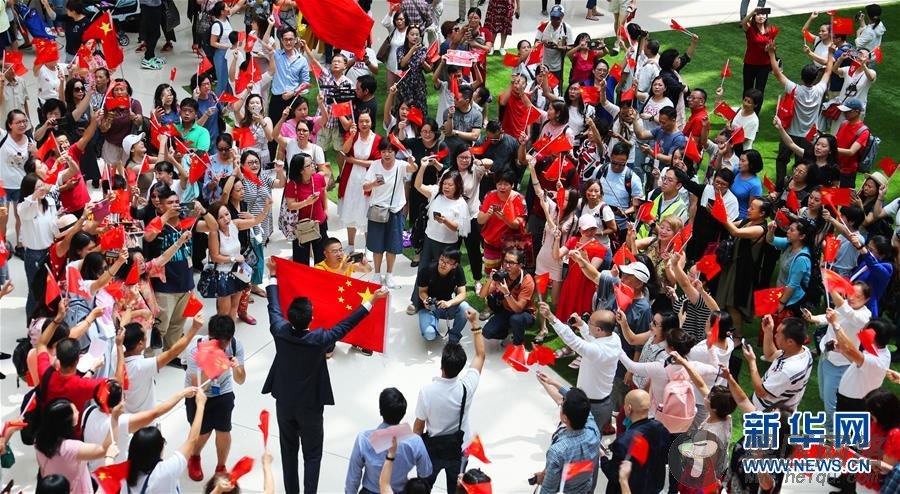 香港举行爱国快闪活动 大批香港市民和爱国爱港