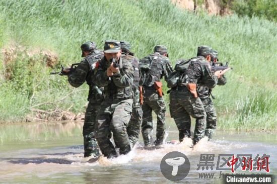 甘肃武警开展复杂环境实战训练