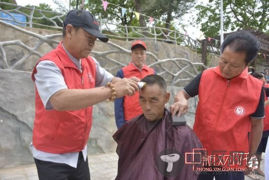 图为甘肃成县新时代文明实践站志愿者免费为贫困居民理发。