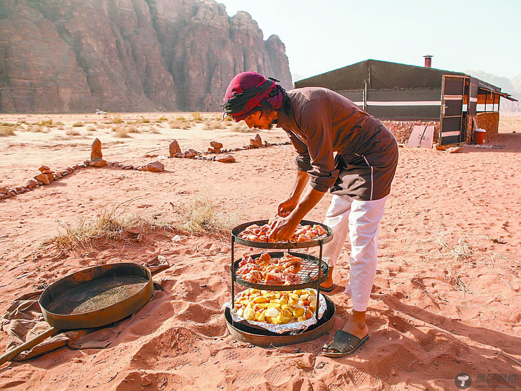 在约旦沙漠体验沙土烧烤