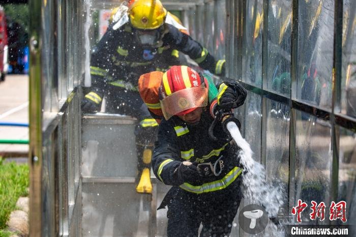 湖北咸宁消防员高温下苦练精兵