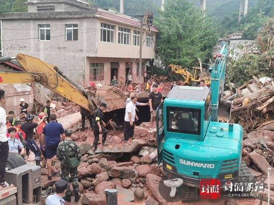 雅安暴雨灾害：73岁老人被埋7小时 靠冰箱撑起的空间幸存下来