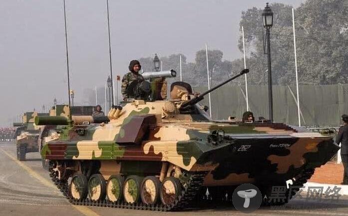 解放军边境对峙出动15式坦克 防止印军“狗急跳墙”！