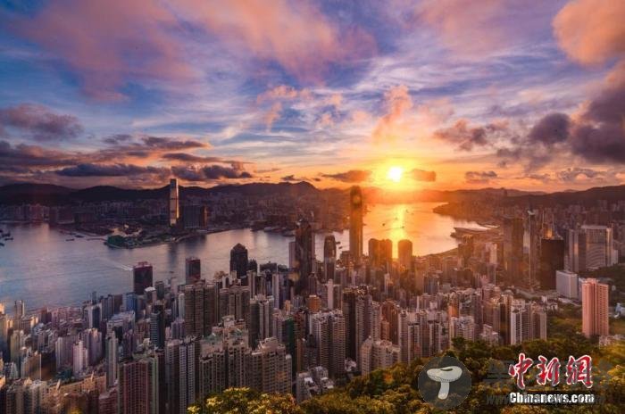 2020年6月30日早晨，一阵骤雨过后，笼罩在香港上空的乌云逐渐消散，一轮朝阳在东方喷薄而出，曙光照耀维港两岸。/p中新社记者 张炜 摄