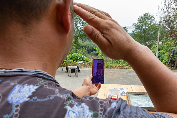 相隔千裡的隔空敬禮