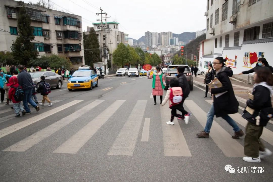 有笑有泪丨今早，六盘水上演春天里的“开学大